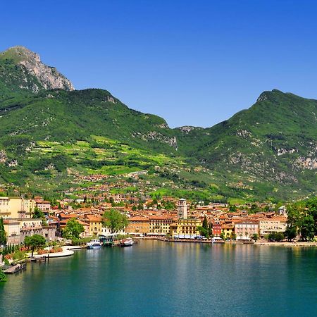 The Bon'Ora Apartment - Happy Rentals Riva del Garda Bagian luar foto