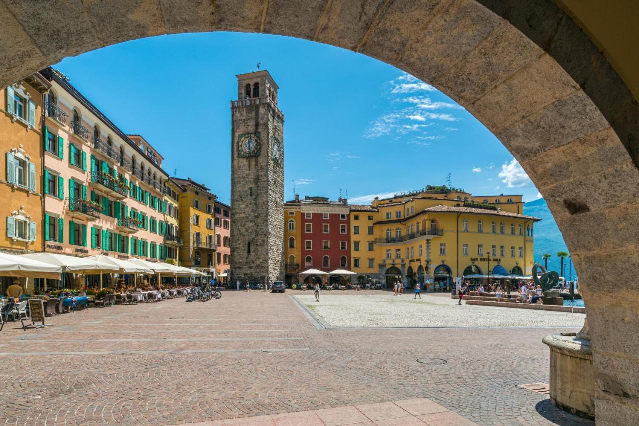 The Bon'Ora Apartment - Happy Rentals Riva del Garda Bagian luar foto